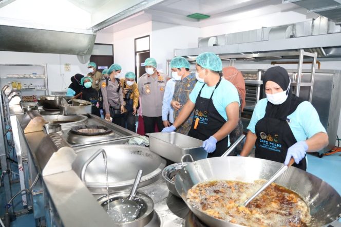 
 KAPOLDA KEPRI BERSAMA KETUA OMBUDSMAN RI TINJAU DAPUR SPPG POLDA KEPRI