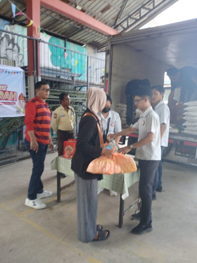 
 Tana Group Gelar Program Sembako Murah untuk Warga Bengkong Sadai