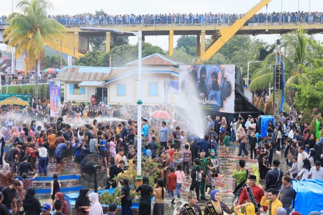 
 Kebersamaan Wako Pekanbaru Bersama Warga Terlihat Dalam Petang Belimau Sambut Ramadan 1447 H